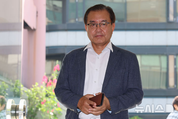 [서울=뉴시스] 권창회 기자 = 채상병 순직사건 외압 의혹을 수사하는 이명현 특별검사가 18일 서울 서초동 사무실로 출근하고 있다.2025.06.18. kch0523@newsis.com