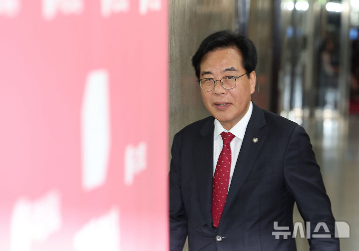 [서울=뉴시스] 김명년 기자 = 송언석 국민의힘 원내대표가 18일 오전 서울 여의도 국회 원내대표실로 입장하고 있다. 2025.06.18. kmn@newsis.com