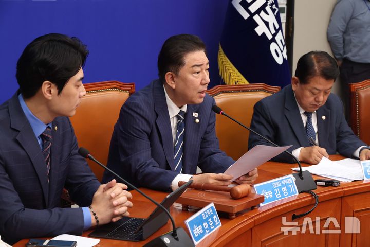 [서울=뉴시스] 조성봉 기자 = 김병기 더불어민주당 당대표 직무대행 겸 원내대표가 18일 오전 서울 여의도 국회에서 열린 최고위원회의에서 발언을 하고 있다. 2025.06.18. suncho21@newsis.com