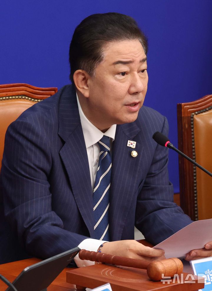 [서울=뉴시스] 조성봉 기자 = 김병기 더불어민주당 당대표 직무대행 겸 원내대표가 지난 18일 오전 서울 여의도 국회에서 열린 최고위원회의에서 발언을 하고 있다. 2025.06.18. suncho21@newsis.com