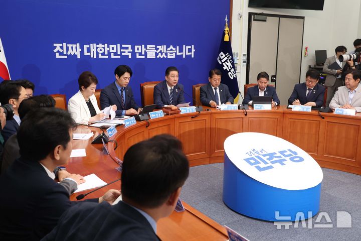 [서울=뉴시스] 조성봉 기자 = 김병기 더불어민주당 당대표 직무대행 겸 원내대표가 18일 오전 서울 여의도 국회에서 열린 최고위원회의에서 발언을 하고 있다. 2025.06.18. suncho21@newsis.com