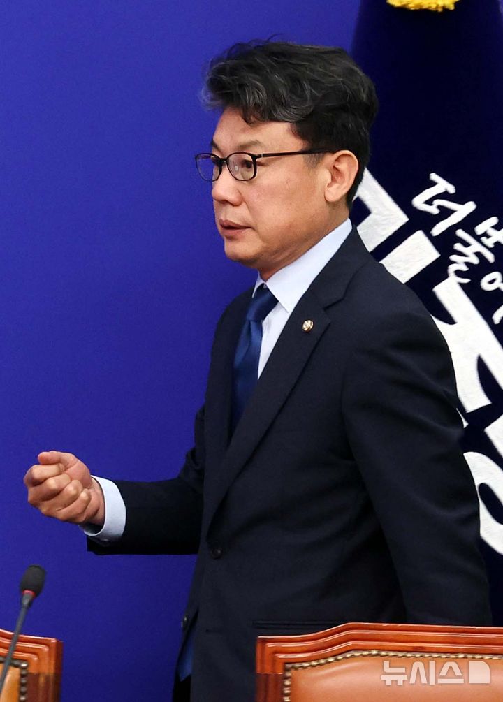 [서울=뉴시스] 조성봉 기자 = 진성준 더불어민주당 정책위의장이 18일 오전 서울 여의도 국회에서 열린 최고위원회의에 참석하고 있다. 2025.06.18. suncho21@newsis.com