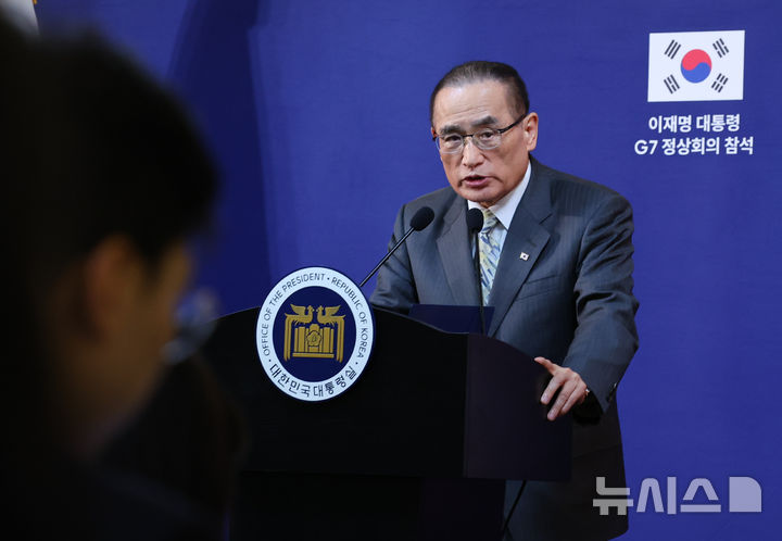 [캘거리=뉴시스] 최진석 기자 = 위성락 국가안보실장이 17일(현지 시간) 캘거리 한 호텔에 차려진 프레스센터 내 중앙기자실에서 이재명 대통령의 주요 7개국(G7) 정상회의 순방 관련 브리핑을 하고 있다. 2025.06.18. myjs@newsis.com