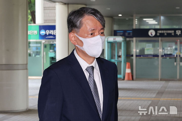 [서울=뉴시스] 권창회 기자 = 조지호 전 경찰청장이 18일 오전 서울 서초구 서울중앙지법에서 열린 내란중요임무종사 등 혐의 11차 공판에 출석하고 있다. .2025.06.18. kch0523@newsis.com