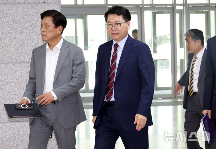 [세종=뉴시스] 강종민 기자 = 이한주 국정기획위원장이 18일 세종시 정부세종컨벤션센터에서 열린 경제1분과 기획재정부 업무보고에 참석하고 있다. 2025.06.18. ppkjm@newsis.com