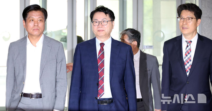 [세종=뉴시스] 강종민 기자 = 이한주 국정기획위원장이 18일 세종시 정부세종컨벤션센터에서 열린 경제1분과 기획재정부 업무보고에 참석하고 있다. 2025.06.18. ppkjm@newsis.com