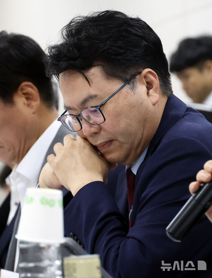 [세종=뉴시스] 강종민 기자 = 이한주 국정기획위원장이 18일 세종시 정부세종컨벤션센터에서 열린 경제1분과 기획재정부 업무보고에서 자료를 살펴보고 있다. 2025.06.18. ppkjm@newsis.com