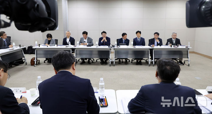 [세종=뉴시스] 강종민 기자 = 이한주 국정기획위원장이 지난 18일 세종시 정부세종컨벤션센터에서 열린 경제1분과 기획재정부 업무보고에서 발언하고 있다. (사진은 기사와 직접 관련 없습니다) 2025.06.18. ppkjm@newsis.com