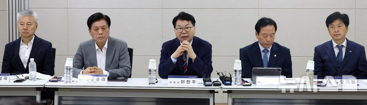 [세종=뉴시스] 강종민 기자 = 이한주 국정기획위원장이 18일 세종시 정부세종컨벤션센터에서 열린 경제1분과 기획재정부 업무보고에서 발언하고 있다. 2025.06.18. ppkjm@newsis.com