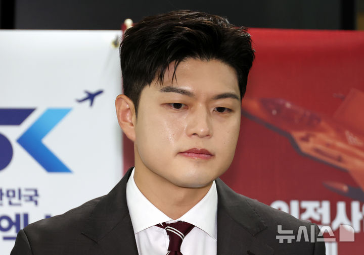 [서울=뉴시스] 고승민 기자 = 김용태국민의힘 비상대책위원장이 18일 서울 여의도 국회 의원회관에서 열린 군 공항 이전사업 국정과제 채택을 위한 국회 정책세미나 참석 후 백브리핑을 하던 중 취재진 질문을 듣고 있다. 2025.06.18. kkssmm99@newsis.com