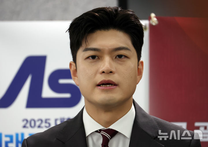 [서울=뉴시스] 고승민 기자 = 김용태국민의힘 비상대책위원장이 18일 서울 여의도 국회 의원회관에서 열린 군 공항 이전사업 국정과제 채택을 위한 국회 정책세미나 참석 후 백브리핑을 하고 있다. 2025.06.18. kkssmm99@newsis.com