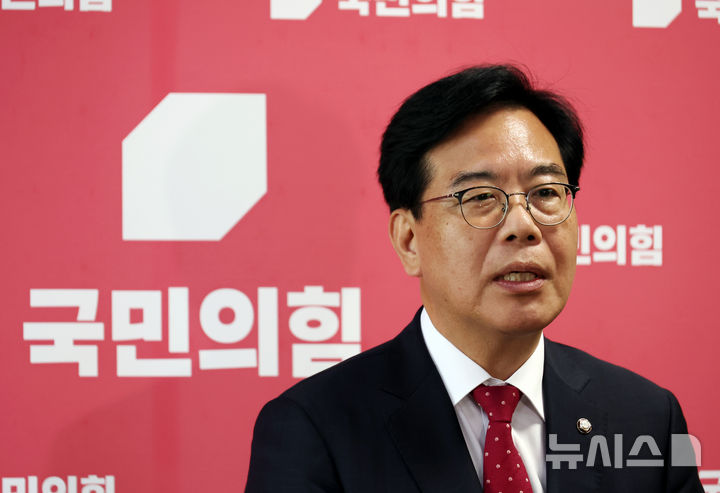 [서울=뉴시스] 고승민 기자 = 송언석 국민의힘 원내대표가 18일 서울 여의도 국회에서 백브리핑을 하고 있다. 2025.06.18. kkssmm99@newsis.com