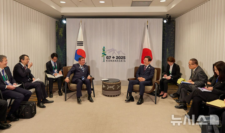[카나나스키스(캐나다)=뉴시스] 최진석 기자 = 이재명 대통령이 17일(현지 시간) 캐나다 앨버타주 캐내내스키스 주요 7개국(G7) 정상회의장에서 이시바 시게루 일본 총리와 한일 정상회담을 하고 있다. (공동취재) 2025.07.08. myjs@newsis.com