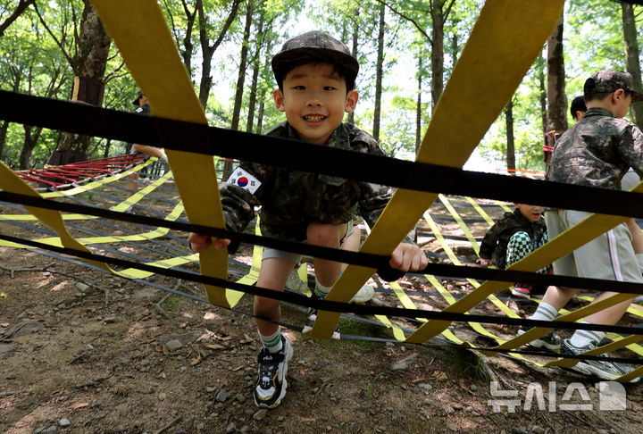 [대구=뉴시스] 이무열 기자 = 18일 대구 북구 옻골공원에서 한국자유총연맹 대구북구지회 주최로 열린 ‘6.25전쟁 당시 음식 재현 시식회 및 어린이 병영 숲 체험전 및 어린이 병영 체험전’에 참가한 어린이들이 군복을 입고 병영체험을 하고 있다. 2025.06.18. lmy@newsis.com