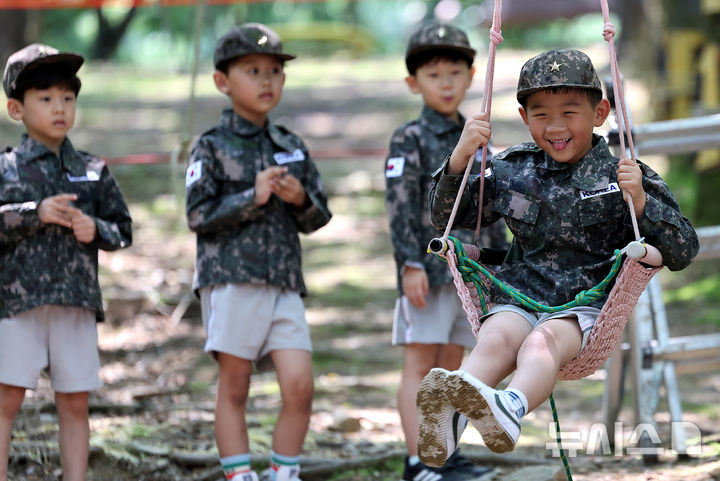 [대구=뉴시스] 이무열 기자 = 18일 대구 북구 옻골공원에서 한국자유총연맹 대구북구지회 주최로 열린 ‘6.25전쟁 당시 음식 재현 시식회 및 어린이 병영 숲 체험전 및 어린이 병영 체험전’에 참가한 어린이들이 군복을 입고 병영체험을 하고 있다. 2025.06.18. lmy@newsis.com