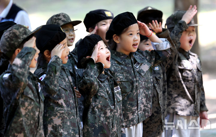 [대구=뉴시스] 이무열 기자 = 18일 대구 북구 옻골공원에서 한국자유총연맹 대구북구지회 주최로 열린 ‘6.25전쟁 당시 음식 재현 시식회 및 어린이 병영 숲 체험전 및 어린이 병영 체험전’에 참가한 어린이들이 군복을 입고 병영체험을 하고 있다. 2025.06.18. lmy@newsis.com