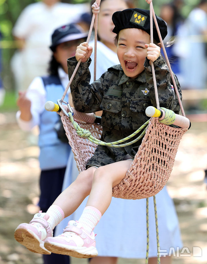 [대구=뉴시스] 이무열 기자 = 18일 대구 북구 옻골공원에서 한국자유총연맹 대구북구지회 주최로 열린 ‘6.25전쟁 당시 음식 재현 시식회 및 어린이 병영 숲 체험전 및 어린이 병영 체험전’에 참가한 어린이들이 군복을 입고 병영체험을 하고 있다. 2025.06.18. lmy@newsis.com