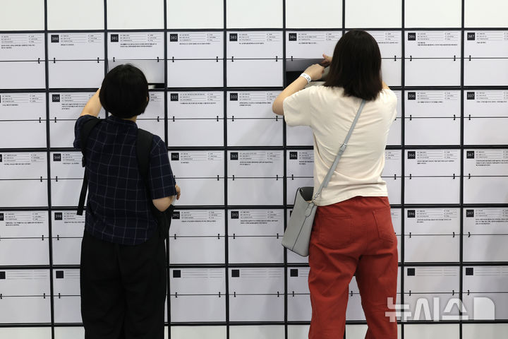 [서울=뉴시스] 박진희 기자 = '2025 서울국제도서전'이 열린 18일 서울 강남구 코엑스 행사장을 찾은 관람객들이 주제전시관에서 도서를 찾아보고 있다. 올해 도서전의 주제는 '믿을 구석-The Last Resort'으로, 감정·경제·정치 등 삶 속에 닥치는 고난과 위기 속에서 분투하는 개인과 집단의 노력을 책에서 찾아보자는 취지다. 2025.06.18. pak7130@newsis.com