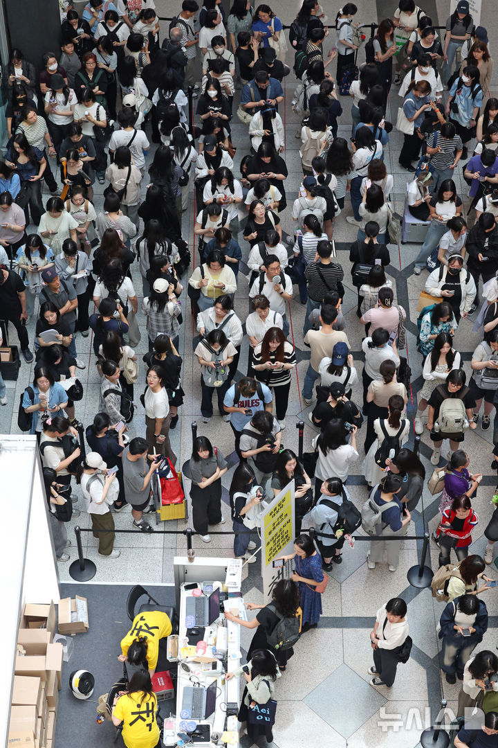 [서울=뉴시스] 박진희 기자 = '2025 서울국제도서전'이 열린 18일 서울 강남구 코엑스 행사장을 찾은 관람객들이 이른 아침 시간부터 입장을 기다리고 있다. 올해 도서전에는 한국을 포함해 17개국의 530여 개 출판사와 출판 관련 단체 등이 참가한다. 2025.06.18. pak7130@newsis.com
