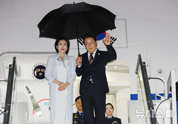 [캘거리=뉴시스] 최진석 기자 = 주요 7개국(G7) 정상회의 참석을 마친 이재명 대통령과 부인 김혜경 여사가 17일(현지 시간) 캐나다 앨버타주 캘거리국제공항에 도착해 공군 1호기에 탑승하며 손을 흔들고 있다. 2025.06.18. myjs@newsis.com