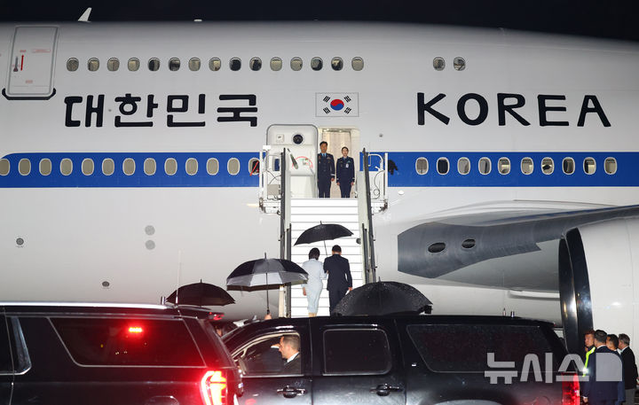 [캘거리=뉴시스] 최진석 기자 = 주요 7개국(G7) 정상회의 참석을 마친 이재명 대통령과 부인 김혜경 여사가 17일(현지 시간) 캐나다 앨버타주 캘거리국제공항에 도착해 공군 1호기에 탑승하고 있다. 2025.06.18. myjs@newsis.com