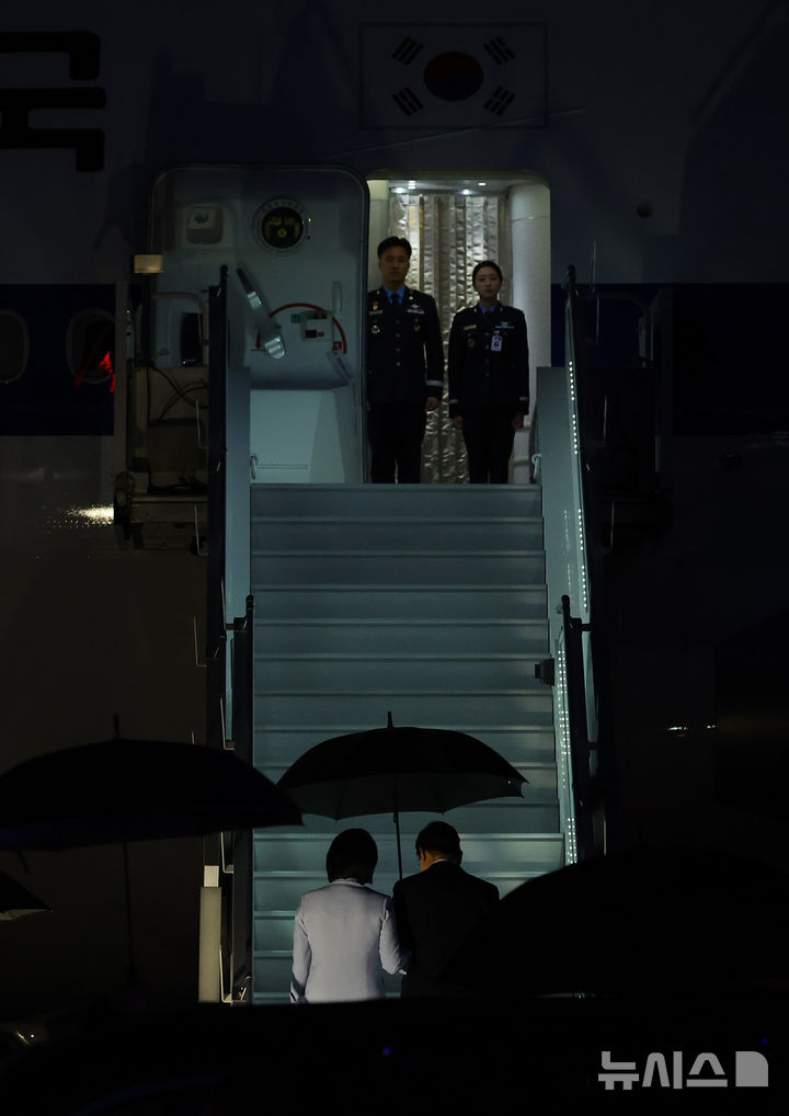 [캘거리=뉴시스] 최진석 기자 = 주요 7개국(G7) 정상회의 참석을 마친 이재명 대통령과 부인 김혜경 여사가 17일(현지 시간) 캐나다 앨버타주 캘거리국제공항에 도착해 공군 1호기에 탑승하고 있다. 2025.06.18. myjs@newsis.com