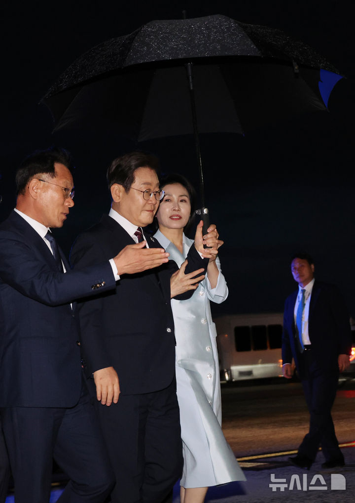 [캘거리=뉴시스] 최진석 기자 = 주요 7개국(G7) 정상회의 참석을 마친 이재명 대통령과 부인 김혜경 여사가 17일(현지 시간) 캐나다 앨버타주 캘거리국제공항에 도착해 공군 1호기로 향하고 있다. 2025.06.18. myjs@newsis.com