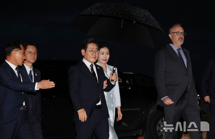 [캘거리=뉴시스] 최진석 기자 = 주요 7개국(G7) 정상회의 참석을 마친 이재명 대통령과 부인 김혜경 여사가 17일(현지 시간) 캐나다 앨버타주 캘거리국제공항에 도착해 공군 1호기로 향하고 있다. 2025.06.18. myjs@newsis.com