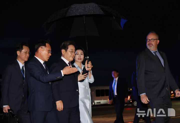 [캘거리=뉴시스] 최진석 기자 = 주요 7개국(G7) 정상회의 참석을 마친 이재명 대통령과 부인 김혜경 여사가 17일(현지 시간) 캐나다 앨버타주 캘거리국제공항에 도착해 공군 1호기로 향하고 있다. 2025.06.18. myjs@newsis.com