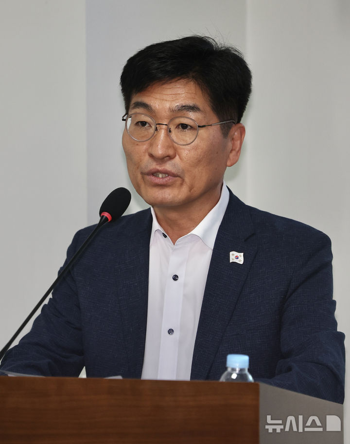 [서울=뉴시스] 김명년 기자 = 박해철 더불어민주당 의원이 18일 오후 서울 여의도 국회 의원회관 세미나실에서 열린 새 정부의 이주노동정책 방향 모색 토론회에서 발언하고 있다. 2025.06.18. kmn@newsis.com