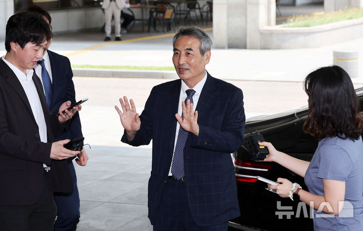 [서울=뉴시스] 홍효식 기자 = 윤석열 전 대통령 부인 김건희 여사 관련 의혹을 수사하는 민중기 특별검사가 18일 서울 서초구 서울고등검찰청에서 박세현 고검장과 면담하기 위해 차량에서 내려 취재진 질문에 답하고 있다. 2025.06.18. yesphoto@newsis.com