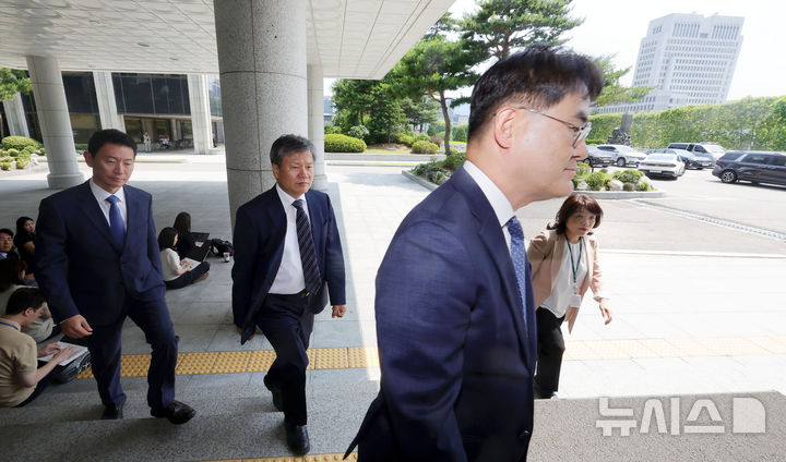 [서울=뉴시스] 홍효식 기자 = 윤석열 전 대통령 부인 김건희 여사 관련 의혹을 수사하는 특검보들이 18일 서울 서초구 서울고등검찰청에서 박세현 고검장과 면담하기 위해 이동하고 있다. 맨 오른쪽부터 오정희, 김형근, 문홍주, 박상진 특검보. 2025.06.18. yesphoto@newsis.com