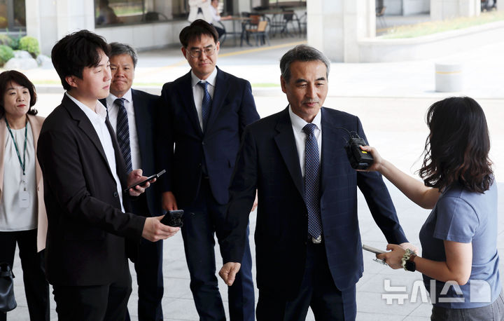 [서울=뉴시스] 홍효식 기자 = 윤석열 전 대통령 부인 김건희 여사 관련 의혹을 수사하는 민중기(오른쪽 두번째) 특별검사를 비롯한 특검보들이 18일 서울 서초구 서울고등검찰청에서 박세현 고검장과 면담하기 위해 이동하고 있다. 맨 왼쪽은 오정희 특검보, 왼쪽 세번째부터 문홍주, 김형근 특검보. 2025.06.18. yesphoto@newsis.com