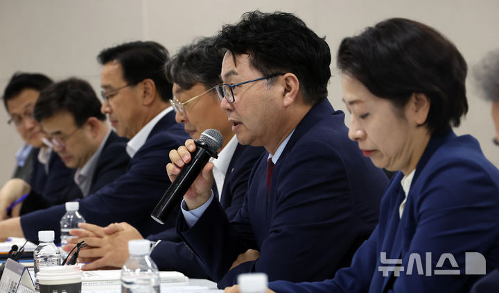 [세종=뉴시스] 강종민 기자 = 이한주 국정기획위원장이 18일 오후 세종시 정부세종컨벤션센터에서 열린 경제2분과 중소벤처기업부 업무보고에서 발언하고 있다. 2025.06.22. ppkjm@newsis.com