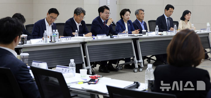 [세종=뉴시스] 강종민 기자 = 이한주 국정기획위원장이 18일 오후 세종시 정부세종컨벤션센터에서 열린 경제2분과 중소벤처기업부 업무보고에서 발언하고 있다. 2025.06.18. ppkjm@newsis.com