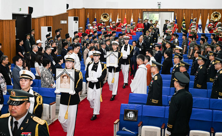 [서울=뉴시스] 18일 대전광역시 국립대전현충원에서 열린 6ㆍ25전쟁 전사자 발굴유해 합동안장식에서 전사자들의 영정 및 영현이 영결식을 위해 입장하고 있다.(사진=육군 제공) 2025.06.18. photo@newsis.com *재판매 및 DB 금지