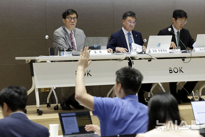 [서울=뉴시스] 최동준 기자 = 이창용 한국은행 총재가 18일 서울 중구 한국은행에서 열린 2025년 상반기 물가설명회에서 취재진 질문을 받고 있다. 2025.06.18. photocdj@newsis.com