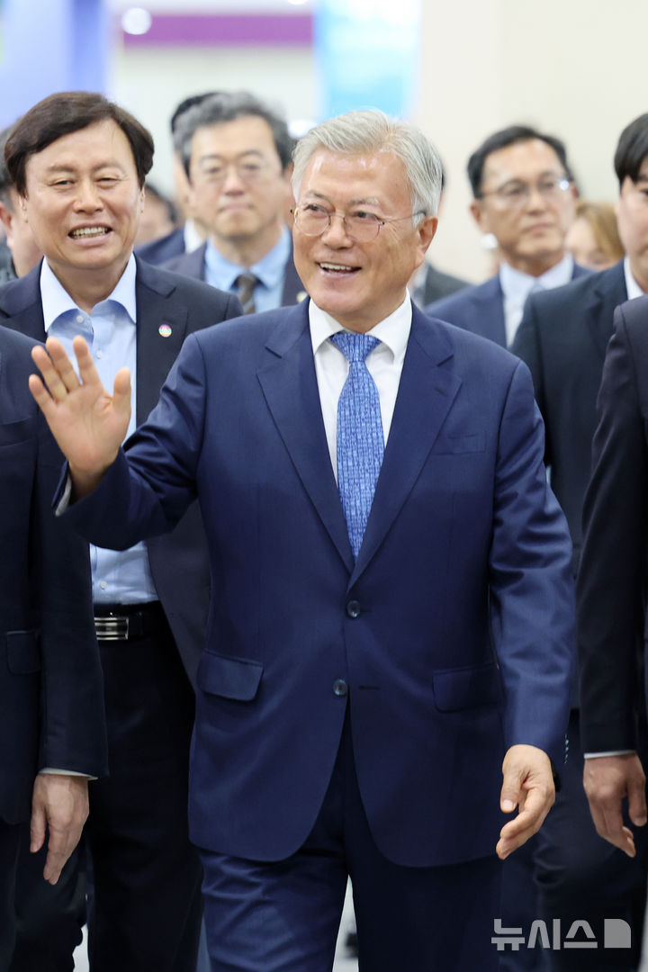 [서울=뉴시스] 박진희 기자 = 문재인 전 대통령이 18일 서울 강남구 삼성동 코엑스에서 열린 '2025 서울국제도서전'을 돌아보고 있다. 2025.06.18. pak7130@newsis.com