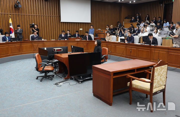 [서울=뉴시스] 고승민 기자 = 18일 서울 여의도 국회에서 열린 정무위원회의 국무총리(김민석) 임명동의에 관한 인사청문특별위원회 제1차 전체회의에서 이종배 특위 위원장이 회의를 주재하고 있다. 2025.06.18. kkssmm99@newsis.com