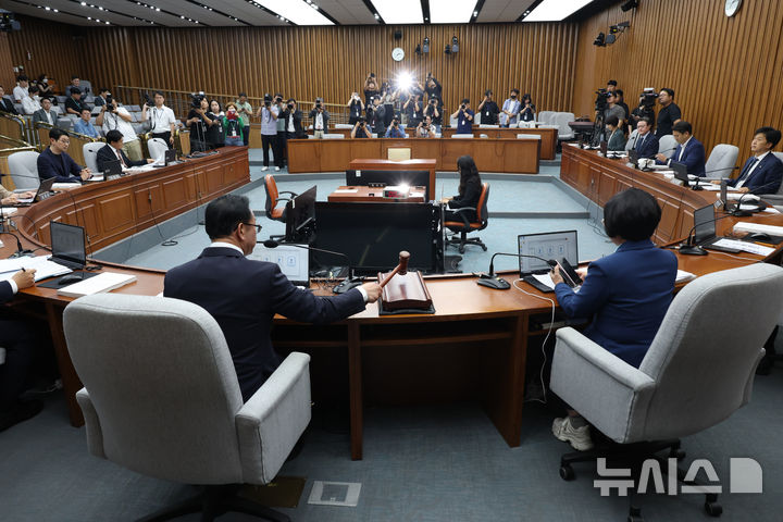 [서울=뉴시스] 고승민 기자 = 18일 서울 여의도 국회에서 열린 정무위원회의 국무총리(김민석) 임명동의에 관한 인사청문특별위원회 제1차 전체회의에서 이종배 특위 위원장이 회의를 개의하고 있다. 2025.06.18. kkssmm99@newsis.com