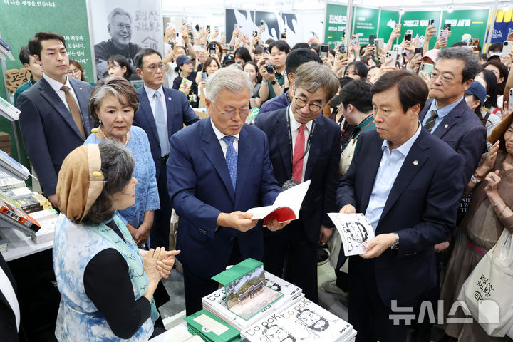 [서울=뉴시스] 박진희 기자 = 문재인 전 대통령과 부인 김정숙 여사가 18일 서울 강남구 삼성동 코엑스에서 열린 '2025 서울국제도서전' 평산책방을 돌아보고 있다. 2025.06.18. pak7130@newsis.com