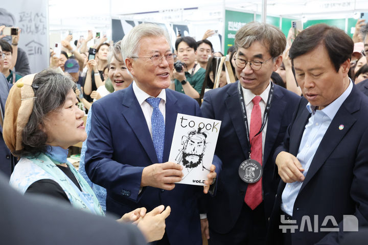 [서울=뉴시스] 박진희 기자 = 문재인 전 대통령이 18일 서울 강남구 코엑스 '2025 서울국제도서전' 평산책방 부스에서 백창화(왼쪽) 작가의 신간을 홍보하고 있다. 2025.06.18. pak7130@newsis.com