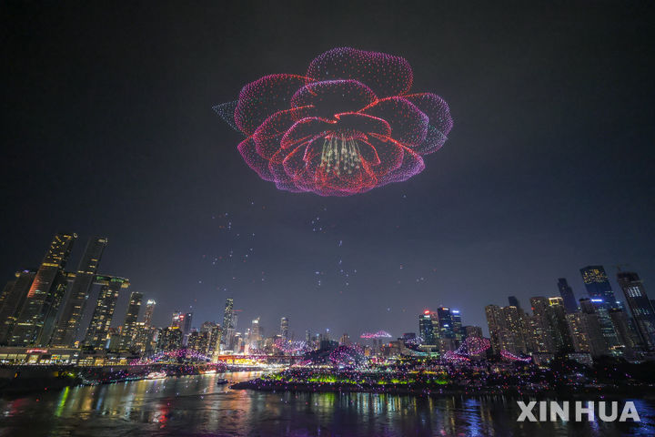 [충칭=신화/뉴시스] ﻿﻿우크라이나 전쟁에서 미국 스페이스X의 위성 인터넷 시스템 '스타링크'가 전황을 바꾼 '게임체인저'로 평가받는 가운데, 중국 연구진이 대만 유사시 스타링크 통신망을 무력화하는 방안을 시뮬레이션으로 제시했다. 사진은 지난 6월 17일 중국 남서부 충칭시에서 개최된 대형 드론 쇼의 모습. 2025.11.24