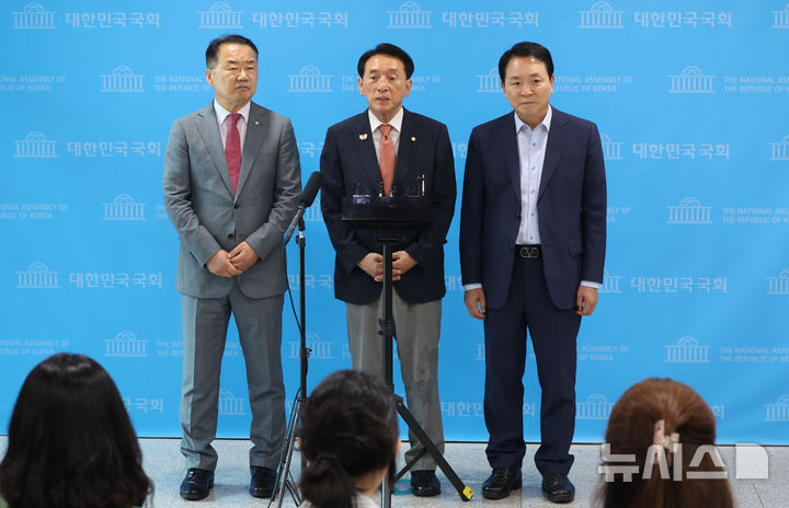 [서울=뉴시스] 조성봉 기자 = 김석기 국회 외교통일위원장이 여의도 국회 소통관에서 열린 '법제사법위원장 반환' 관련 기자회견을 마치고 취재진의 질문에 답변하고 있다. 왼쪽부터 신성범 국회 정보위원장,김 외통위원장, 성일종 국회 국방위원장. 2025.06.18.  suncho21@newsis.com