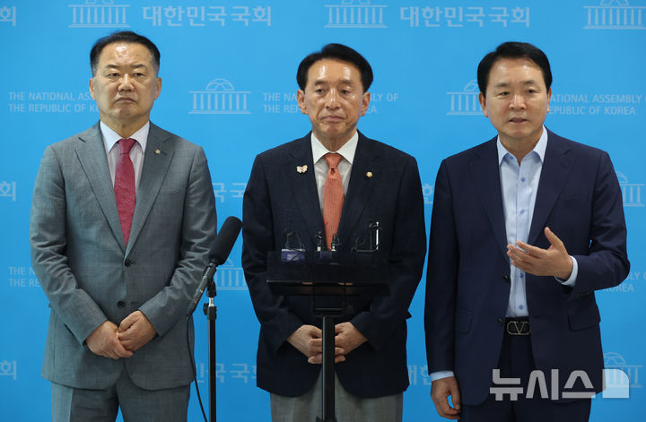 [서울=뉴시스] 조성봉 기자 = 성일종 국회 국방위원장이 18일 오후 서울 여의도 국회 소통관에서 열린 '법제사법위원장 반환' 관련 기자회견을 마치고 취재진의 질문에 답변하고 있다. 왼쪽부터 신성범 국회 정보위원장,김석기 외교통일위원장, 성 국방위원장. 2025.06.18.&nbsp;&nbsp;&nbsp; suncho21@newsis.com