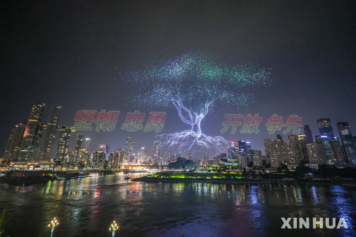 [충칭=신화/뉴시스]지난 17일 중국 남서부 충칭시에서 개최된 대형 드론 쇼의 모습. 2025.6.22