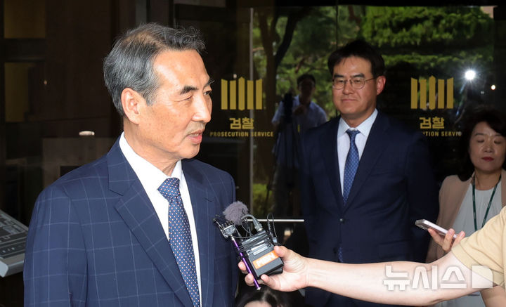 [서울=뉴시스] 홍효식 기자 = 윤석열 전 대통령 부인 김건희 여사 관련 의혹을 수사하는 민중기 특별검사가 18일 서울 서초구 서울중앙지방검찰청에서 박승환 검사장 직무대리와 면담을 마친 뒤 취재진 질문에 답하고 있다. 민 특검 오른쪽으로 김형근, 오정희 특검보. 2025.06.18. yesphoto@newsis.com