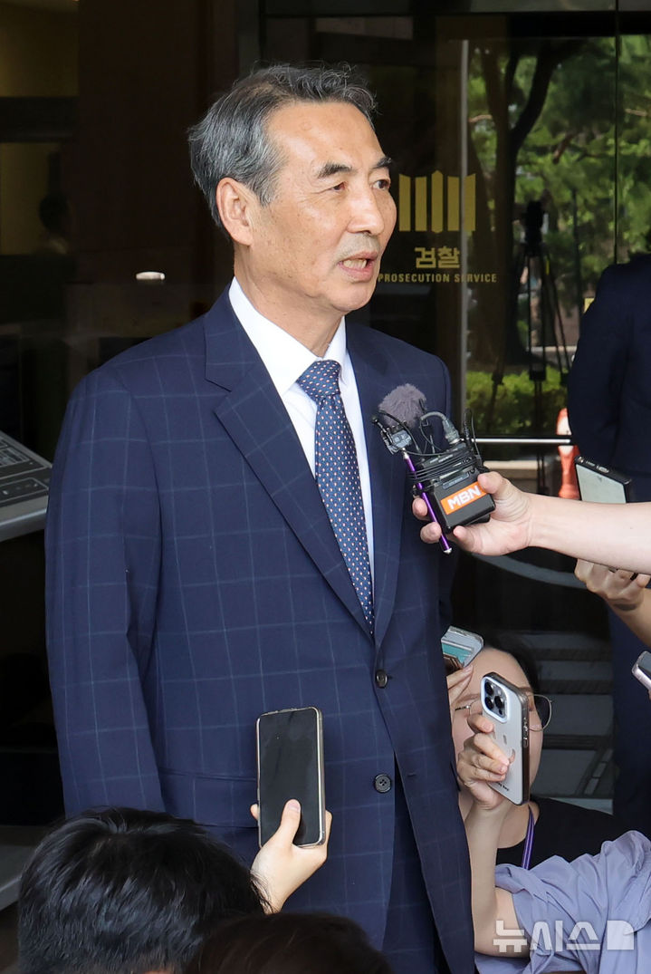[서울=뉴시스] 홍효식 기자 = 윤석열 전 대통령 부인 김건희 여사 관련 의혹을 수사하는 민중기 특별검사가 18일 서울 서초구 서울중앙지방검찰청에서 박승환 검사장 직무대리와 면담을 마친 뒤 취재진 질문에 답하고 있다. 2025.06.18. yesphoto@newsis.com