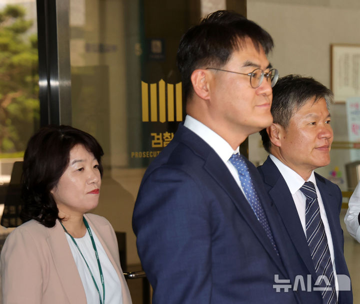 [서울=뉴시스] 홍효식 기자 = 윤석열 전 대통령 부인 김건희 여사 관련 의혹을 수사하는 오정희(왼쪽부터), 김형근, 문홍주 특검보가 18일 서울 서초구 서울중앙지방검찰청에서 박승환 검사장 직무대리와 면담을 마친 뒤 민중기 특검보의 취재진 질의응답을 기다리고 있다. 2025.06.18. yesphoto@newsis.com