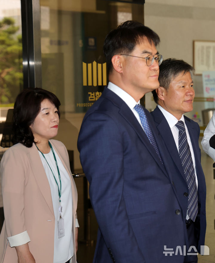 [서울=뉴시스] 홍효식 기자 = 윤석열 전 대통령 부인 김건희 여사 관련 의혹을 수사하는 오정희(왼쪽부터), 김형근, 문홍주 특검보가 18일 서울 서초구 서울중앙지방검찰청에서 박승환 검사장 직무대리와 면담을 마친 뒤 민중기 특검보의 취재진 질의응답을 기다리고 있다. 2025.06.18. yesphoto@newsis.com